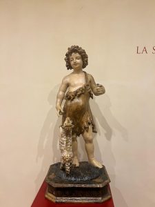 San Giovannino gioca con l’agnello, detto Santu Juanneddu 
(statua lignea del XVII sec., conservata al Museo Diocesano di Arte Sacra di Ozieri).